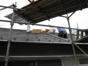 屋根に穴を空けないソーラーパネル取り付け金具